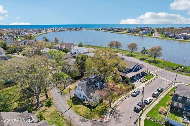 Building Photo - 1850 Fernwood Rd