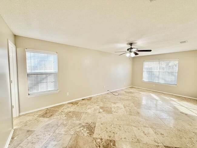 Building Photo - Spacious 3-Bedroom Home - Ideal Location