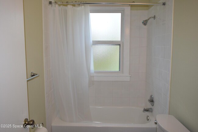 Building Photo - 658 Young St