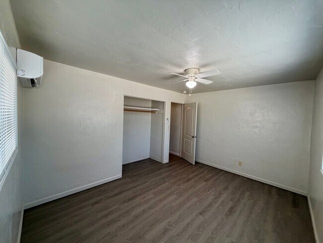 Building Photo - 930 De Moll Dr