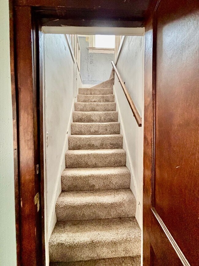 Building Photo - 847 S 60th St