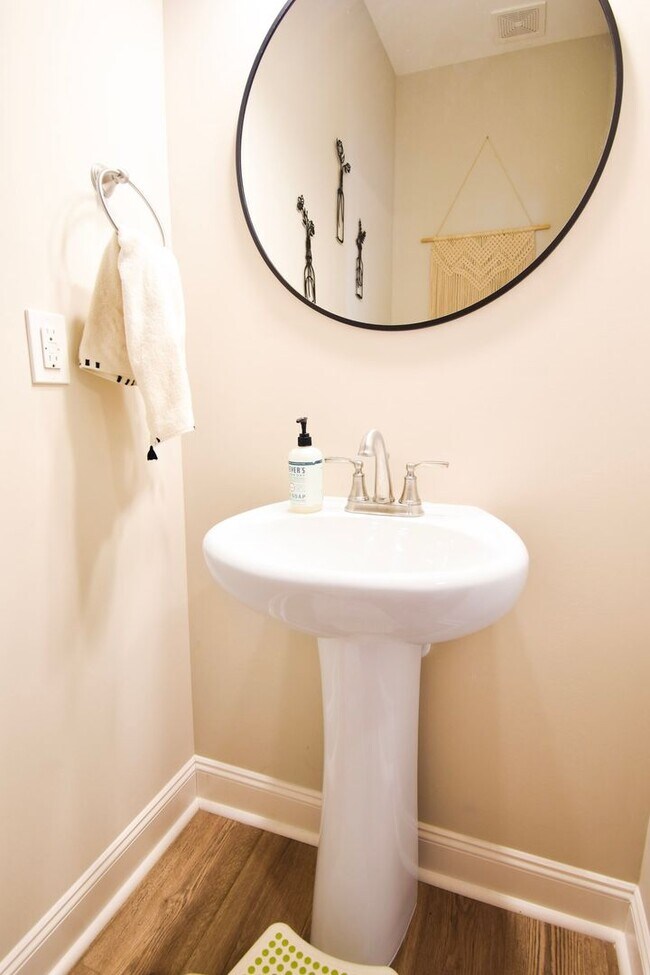 Building Photo - 4 Bedroom 3.5 Bath, No Pets