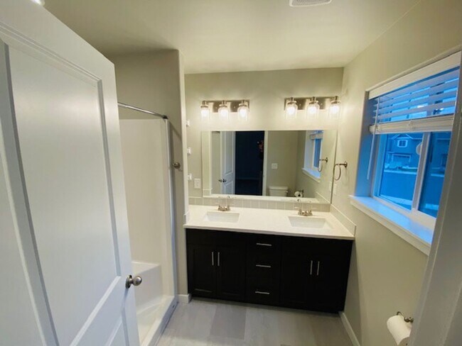 Building Photo - Beautiful Newer Home in Terrific Salmon Creek Location