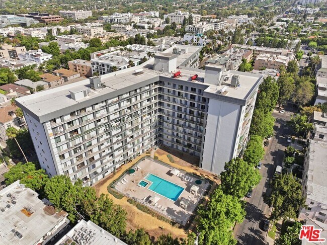Building Photo - 100 S Doheny Dr