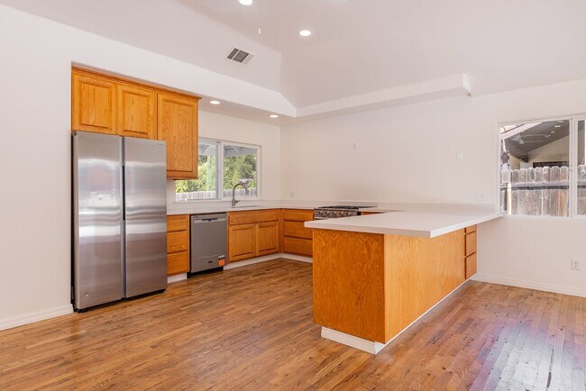 Building Photo - Meiners Oaks Gem