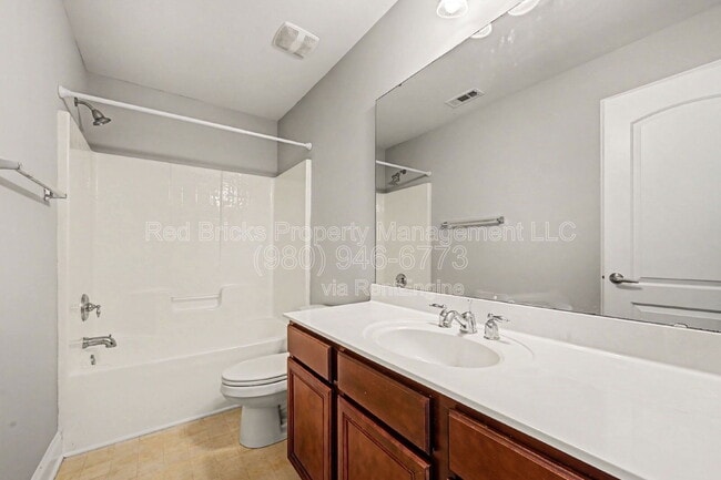 Building Photo - 4902 Tradd Cir