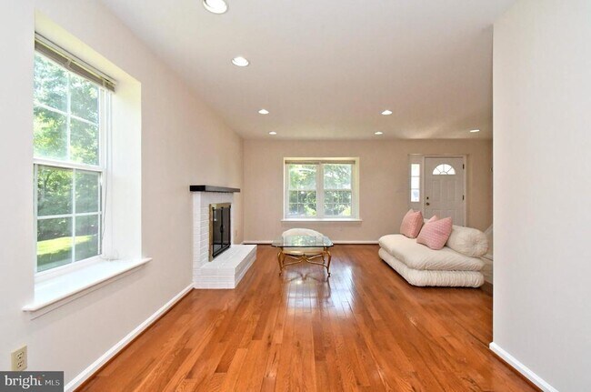 Building Photo - 2489 Hillendale Dr
