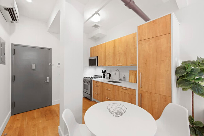 Building Photo - 519 W 45th St
