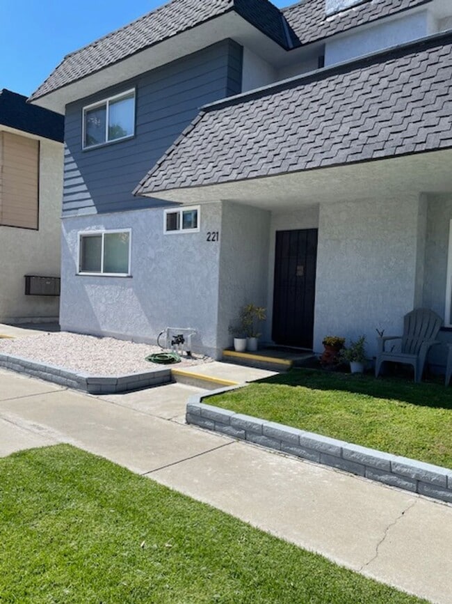 Building Photo - Spacious 2 Bedroom Unit in Huntington Beach