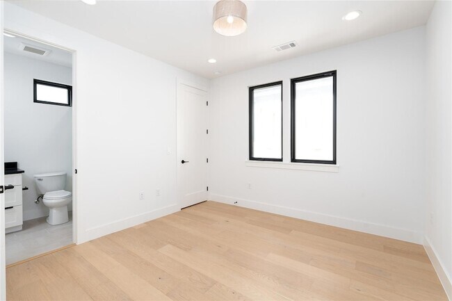 Building Photo - 3001 E 51st St