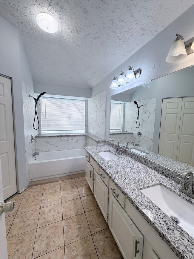 Building Photo - 5310 Park Shore Dr