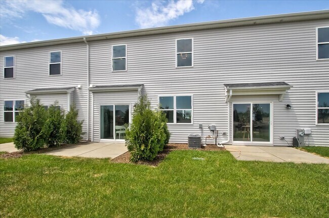 Building Photo - 324 Kingsport Dr