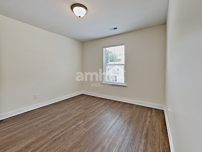 Building Photo - 142 Willowbrook Dr