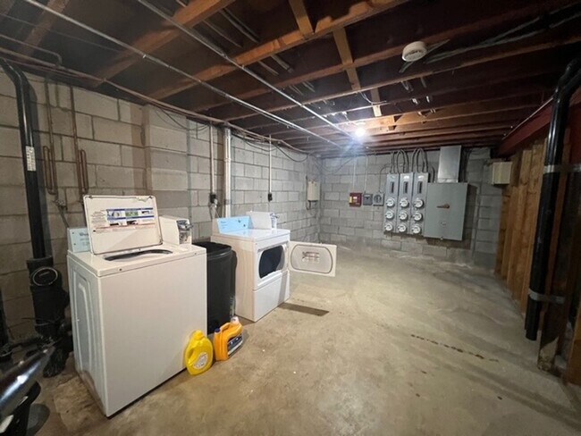 Building Photo - 909 Genrich St