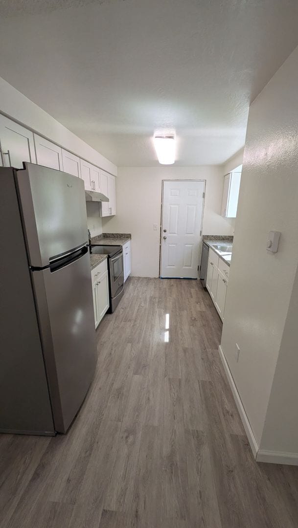 Building Photo - Available Now! 2 bedroom and 1 bath duplex