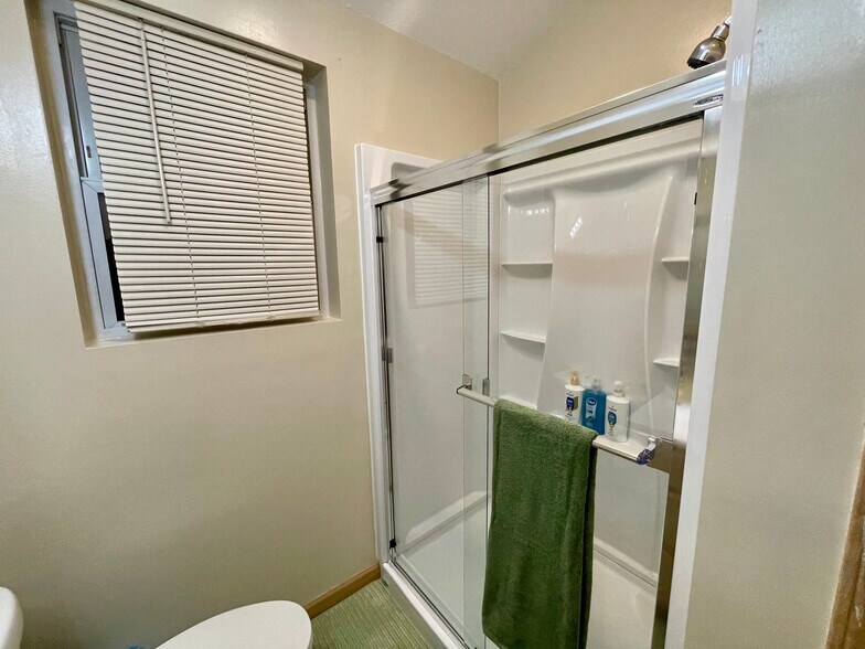 Building Photo - 513 Pine Lake Ave