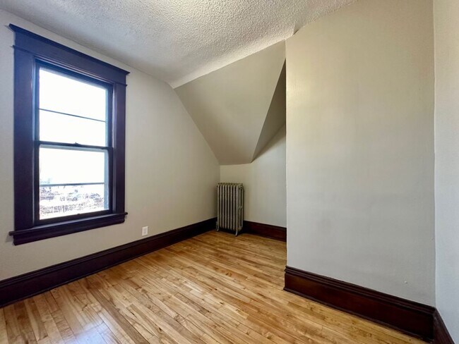 Building Photo - Gorgeous 4 Bedroom Home in Saint Paul!