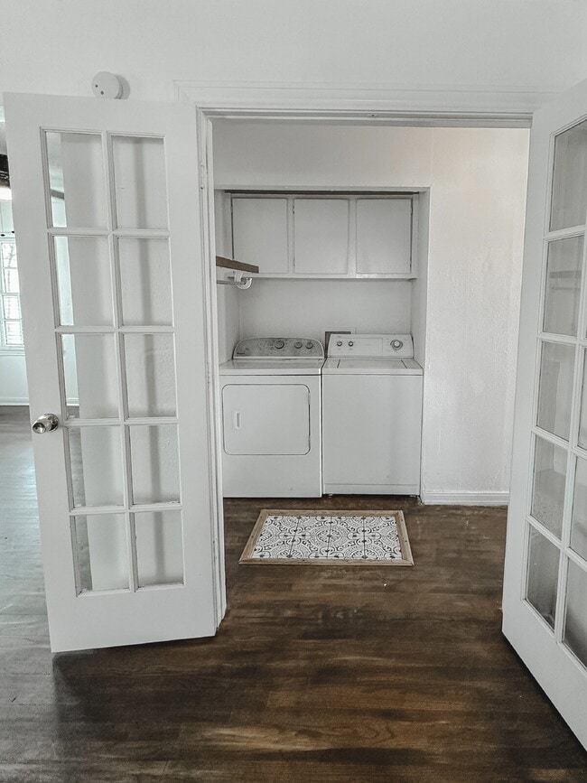 Building Photo - Cute 2/2 with lots of character!