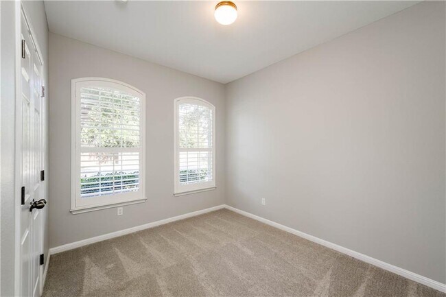 Building Photo - 321 Shea Dr