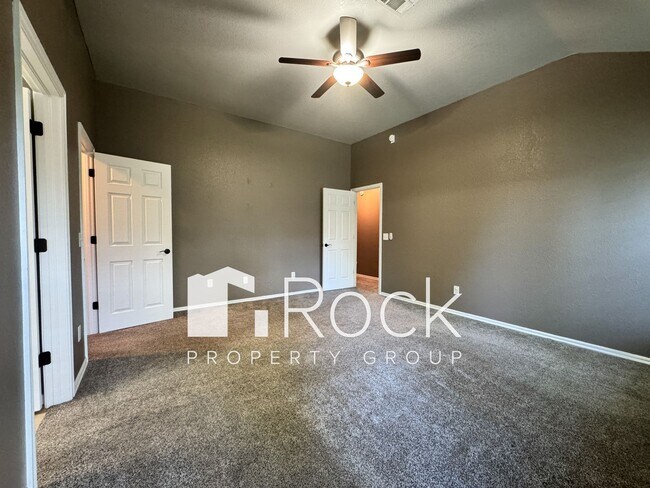 Building Photo - 4 Bedroom Home in Moore with All Appliance...