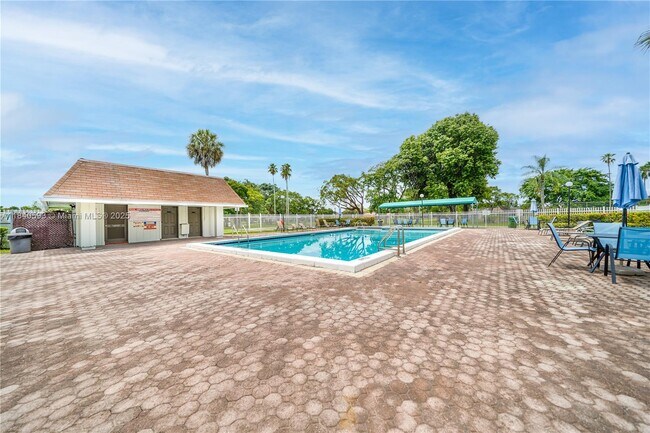 Building Photo - 5400 Lakewood Cir S