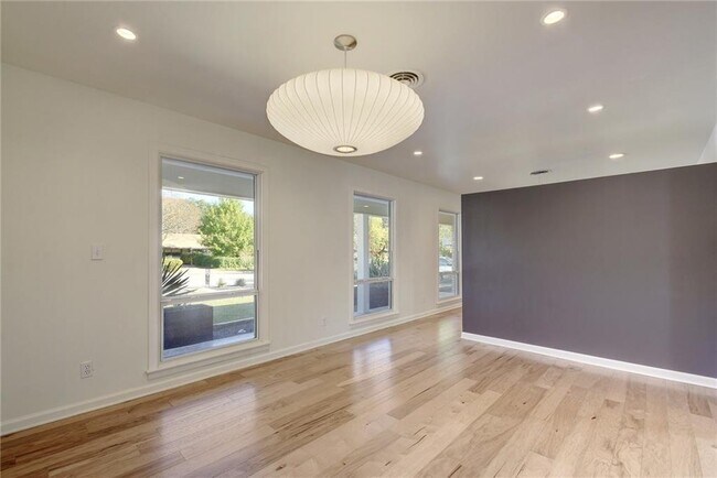 Building Photo - 3005 White Rock Dr