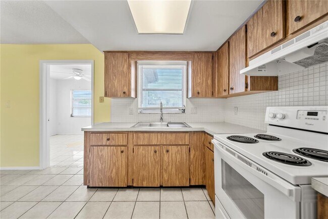Building Photo - 8247 Saybrook Dr