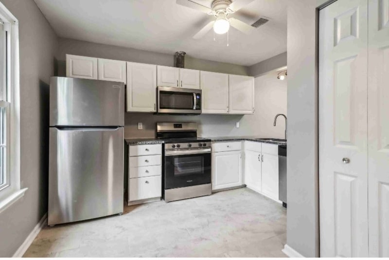 Building Photo - 3439 Bayshore Dr