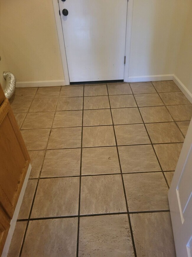 Building Photo - 5049 Pine Lake Ct