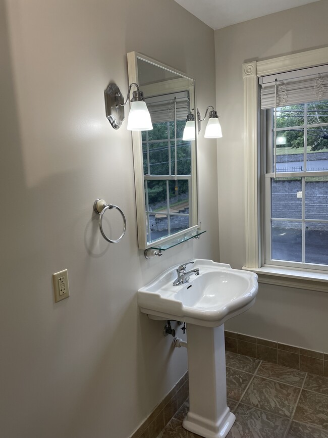 Building Photo - 611 Suite B