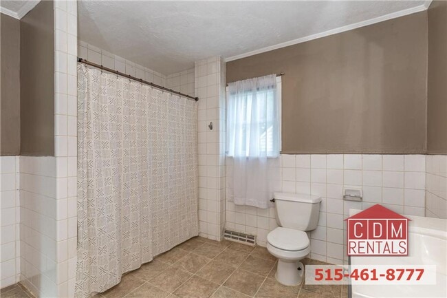 Building Photo - Cozy DSM Home near Merle Hay