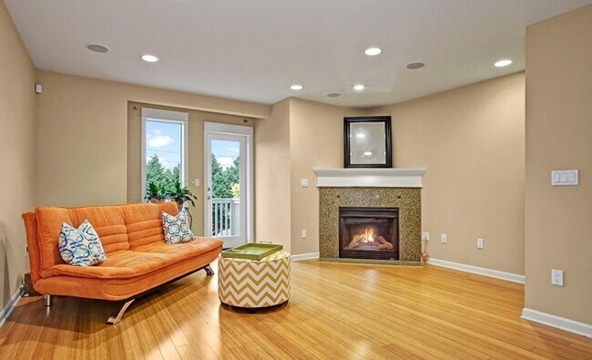 Building Photo - Energy-efficient townhome in the desirable community of Crown Hill is ready to be loved!