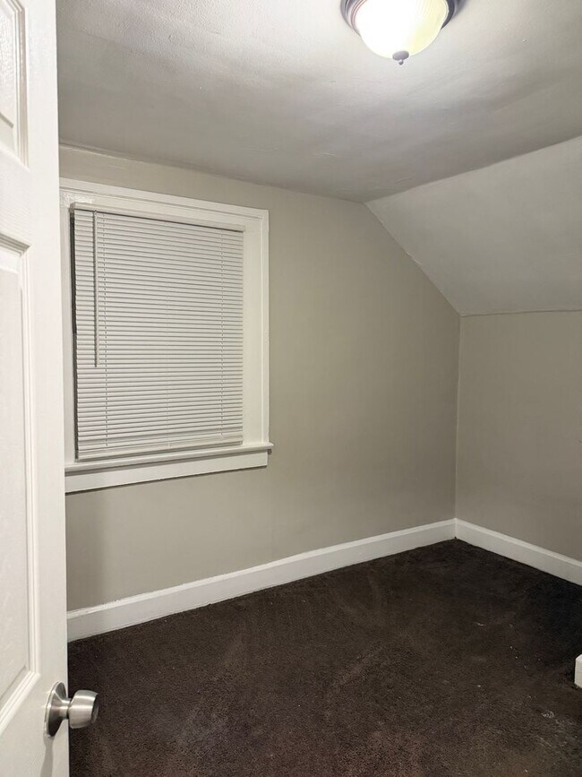 Building Photo - 861 N Drexel Ave