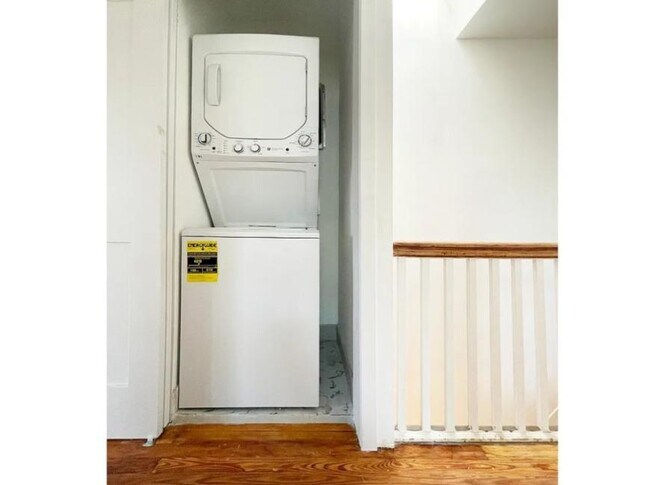 Building Photo - 2 bedroom in MASPETH NY 11378