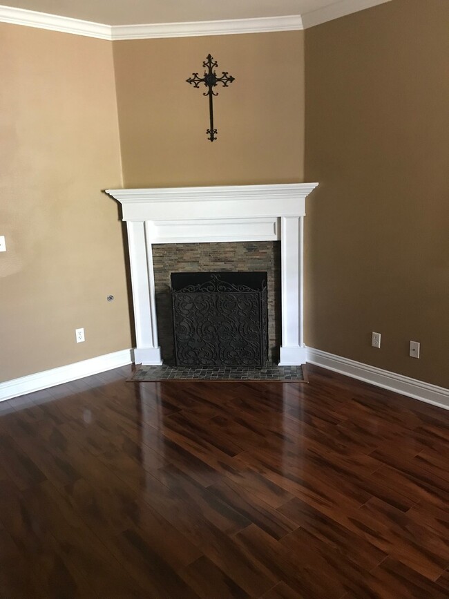 Building Photo - Summer Breeze