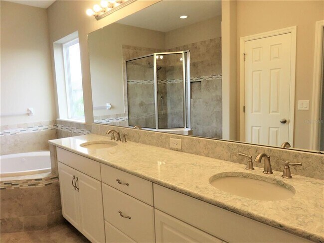 Building Photo - 8828 Tropical Palm Dr