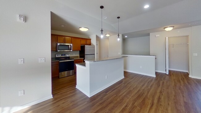 Building Photo - Like New Condo Style Upper 2 Bedroom 1 Bathroom Apartment is Available