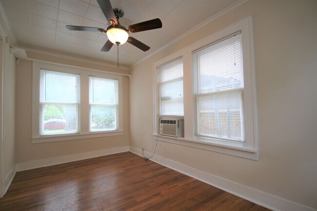 Building Photo - Charming 2/1 Downstairs Apartment Unit w/ ...