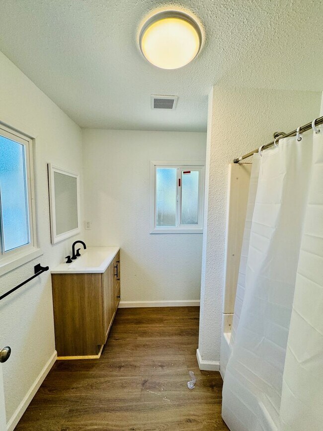 Building Photo - REDUCED!!!  Newly Remodeled 1 Bedroom 1 Bath Home in Dos Palos