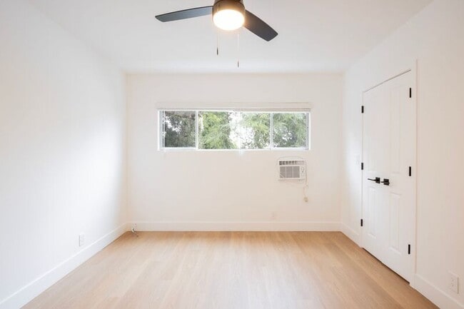 Building Photo - 937 N Orange Grove Ave