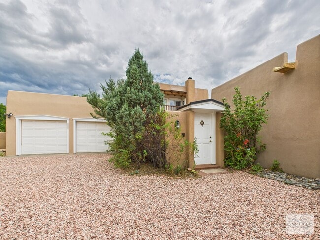Building Photo - Downtown Fully Furnished Home Available Now!