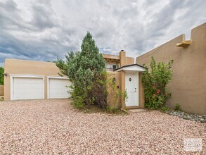 Building Photo - Downtown Fully Furnished Home Available Now!