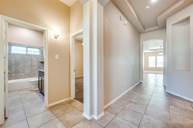 Building Photo - 2025 Lake Vista Dr