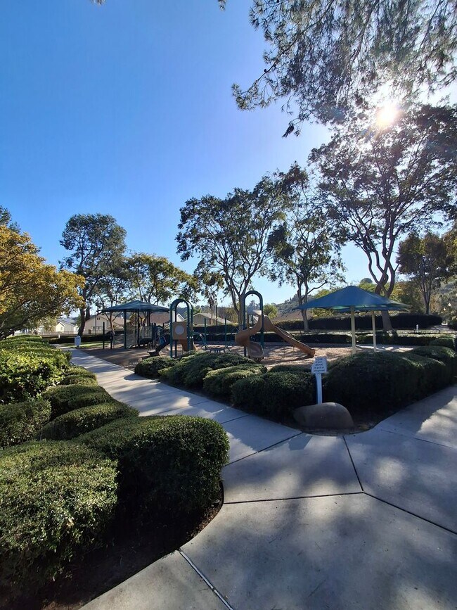 Building Photo - Beautiful Home in the Heart of it all. MUST SEE!