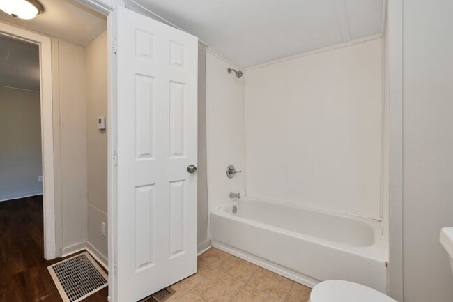 Building Photo - Newly Renovated Beauty in Pinson!