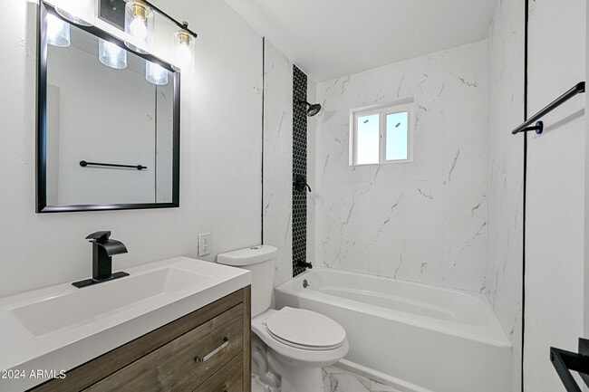 Building Photo - 732 E Vista Del Cerro Dr