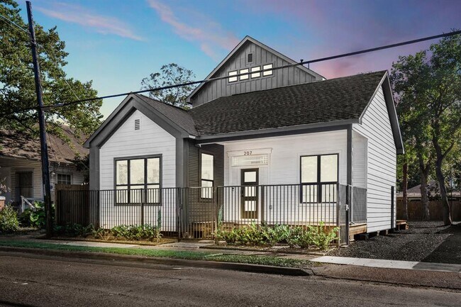 Building Photo - 207 Lockwood Dr