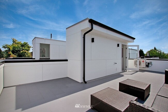 Building Photo - Cool Georgetown Newer Townhouse - Roof Top...