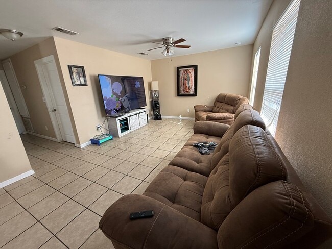 Building Photo - 401 E 43rd St