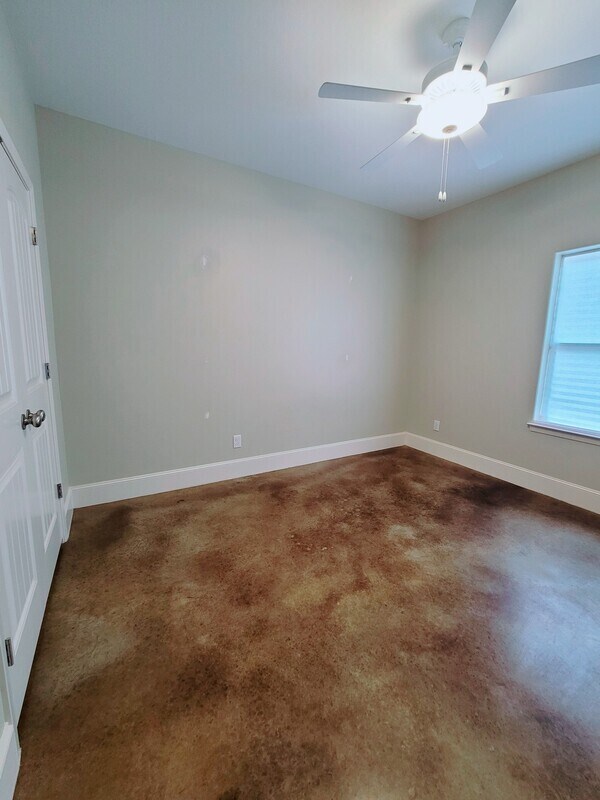 Building Photo - 429 Brentwood Dr